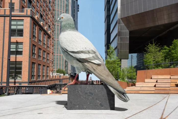 حمامة ضخمة تطل على أفق مدينة نيويورك أكتوبر المقبل