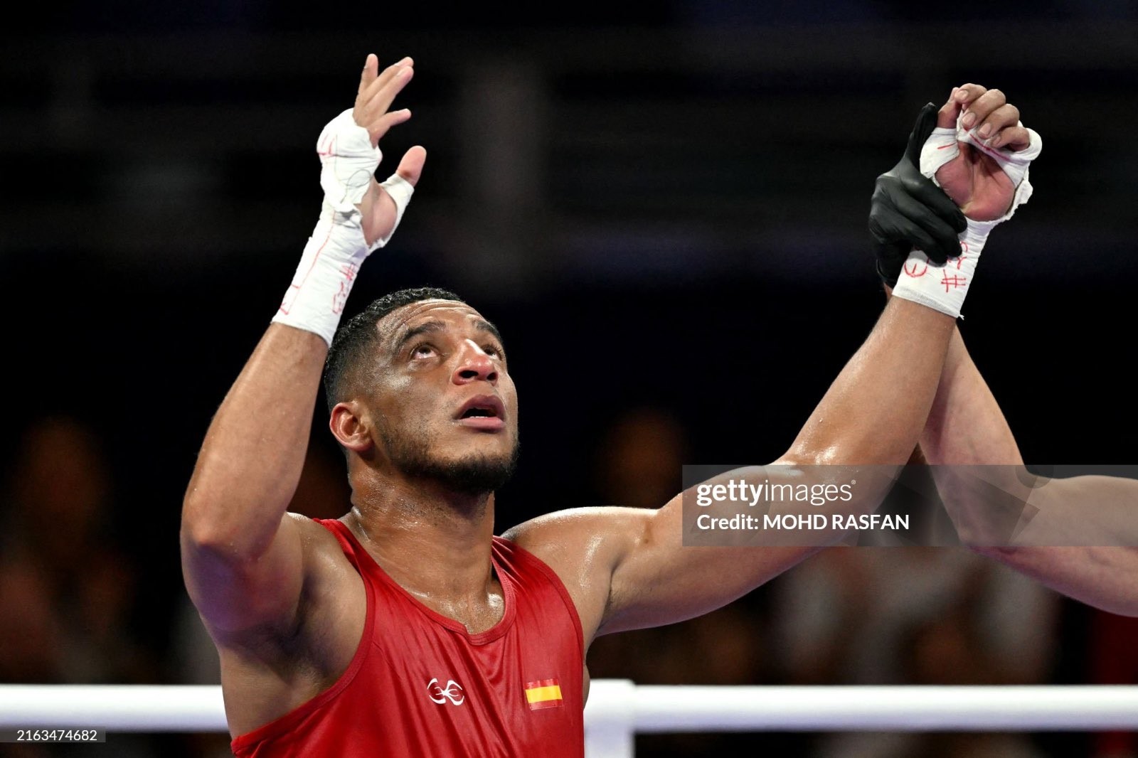 بالصور : لاجئ مسلم يصنع التاريخ للملاكمة الإسبانية في أولمبياد باريس