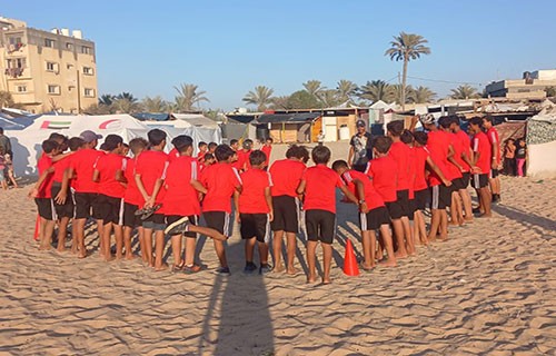 اتحاد الكرة الفلسطيني يواصل تنفيذ مبادرة تدريب الأطفال النازحين في قطاع غزة