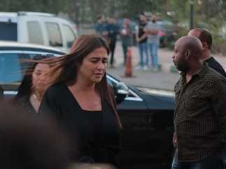 ياسمين عبد العزيز تنهار من البكاء في عزاء المنتجين الأربعة