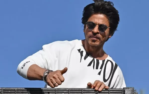 فيديو: شاروخان يدفع رجلاً على السجادة الحمراء