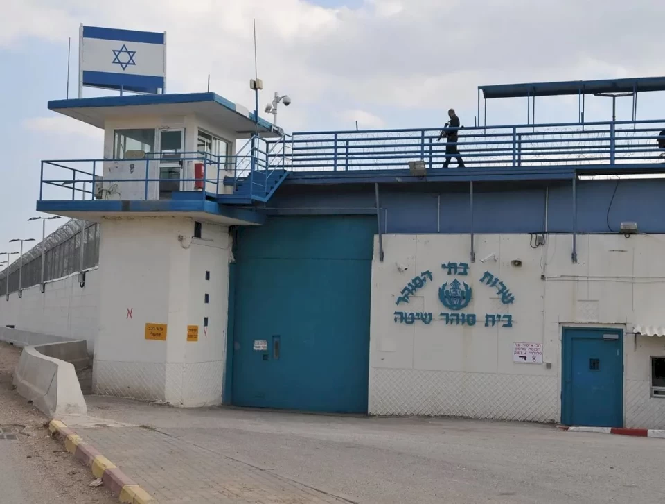 عقوبات انتقامية بحق الأسرى في عزل سجن "ريمونيم"