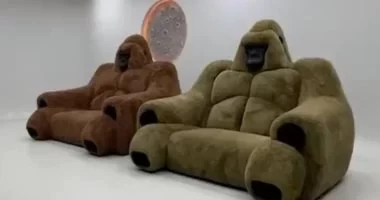 شركة صينية تصمم "كنب" على شكل غوريلا تيمنًا بنسخة ذكاء اصطناعى