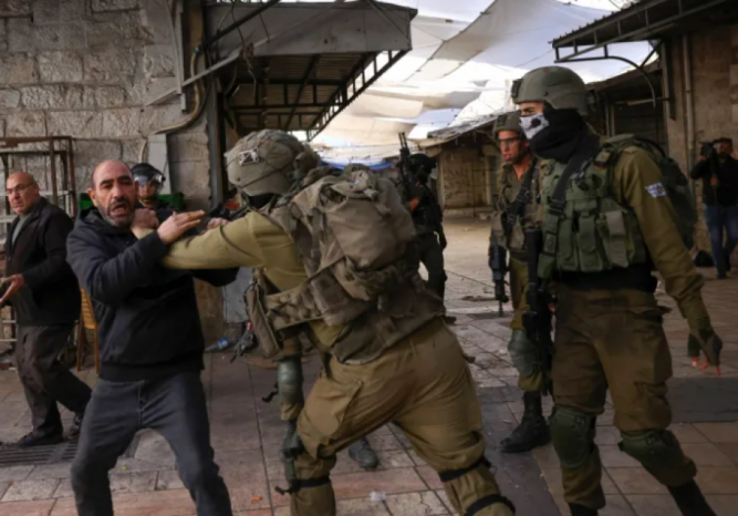 الاحتلال يعتقل 16 مواطنا ويحرق منزلا في محافظة الخليل