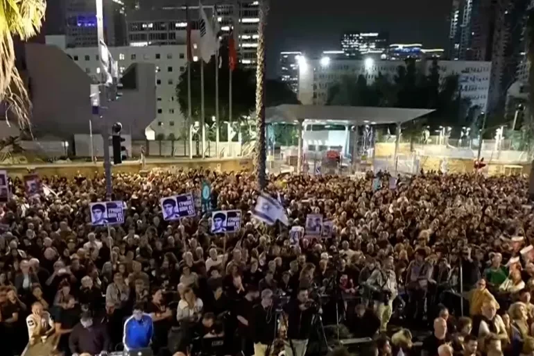 مظاهرات حاشدة بتل أبيب ولبيد يتهم نتنياهو بالتخلي عن المحتجزين