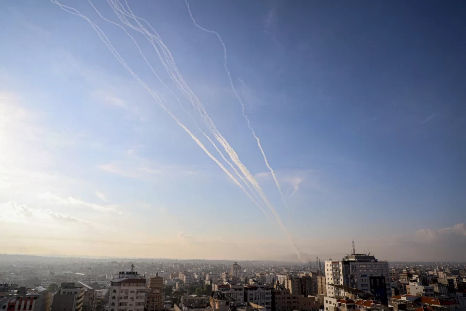 اعتراض صاروخ في سماء عسقلان وسقوط آخر في بحر المدينة