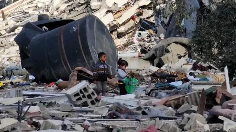 طوفان الأقصى في اليوم 344.. الاحتلال يمنع دخول الادوية الى غزة وحرب الإبادة متواصلة