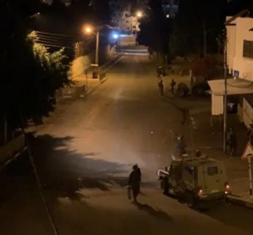 الاحتلال يصيب شابا ويعتقل ثلاثة آخرين إثر اقتحامه نابلس