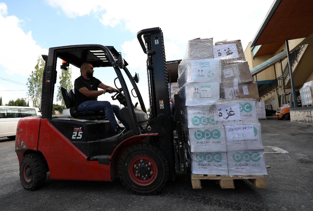 وزارة الصحة تسير خمس شاحنات أدوية ومستلزمات طبية إلى قطاع غزة