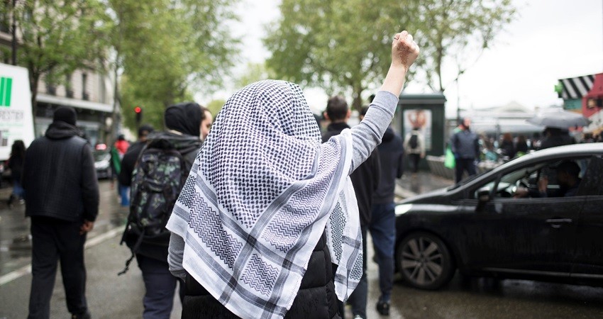 متحف في نيويورك يفصل 3 موظفين بسبب وضعهم الكوفية الفلسطينية