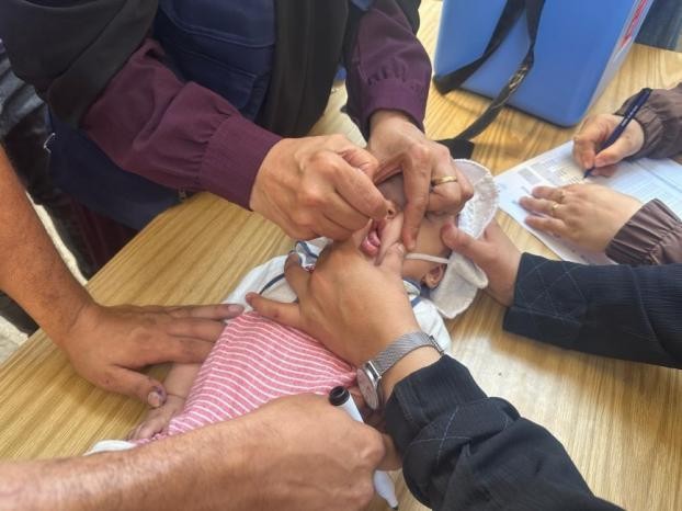 160 ألف طفل تلقوا الجرعة الأولى من لقاح شلل الأطفال بالمحافظة الوسطى في قطاع غزة