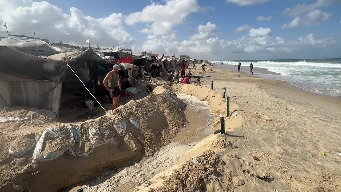 شاهد: القاطنون بخيامهم البالية على شاطئ بحر غزة في مهب الريح