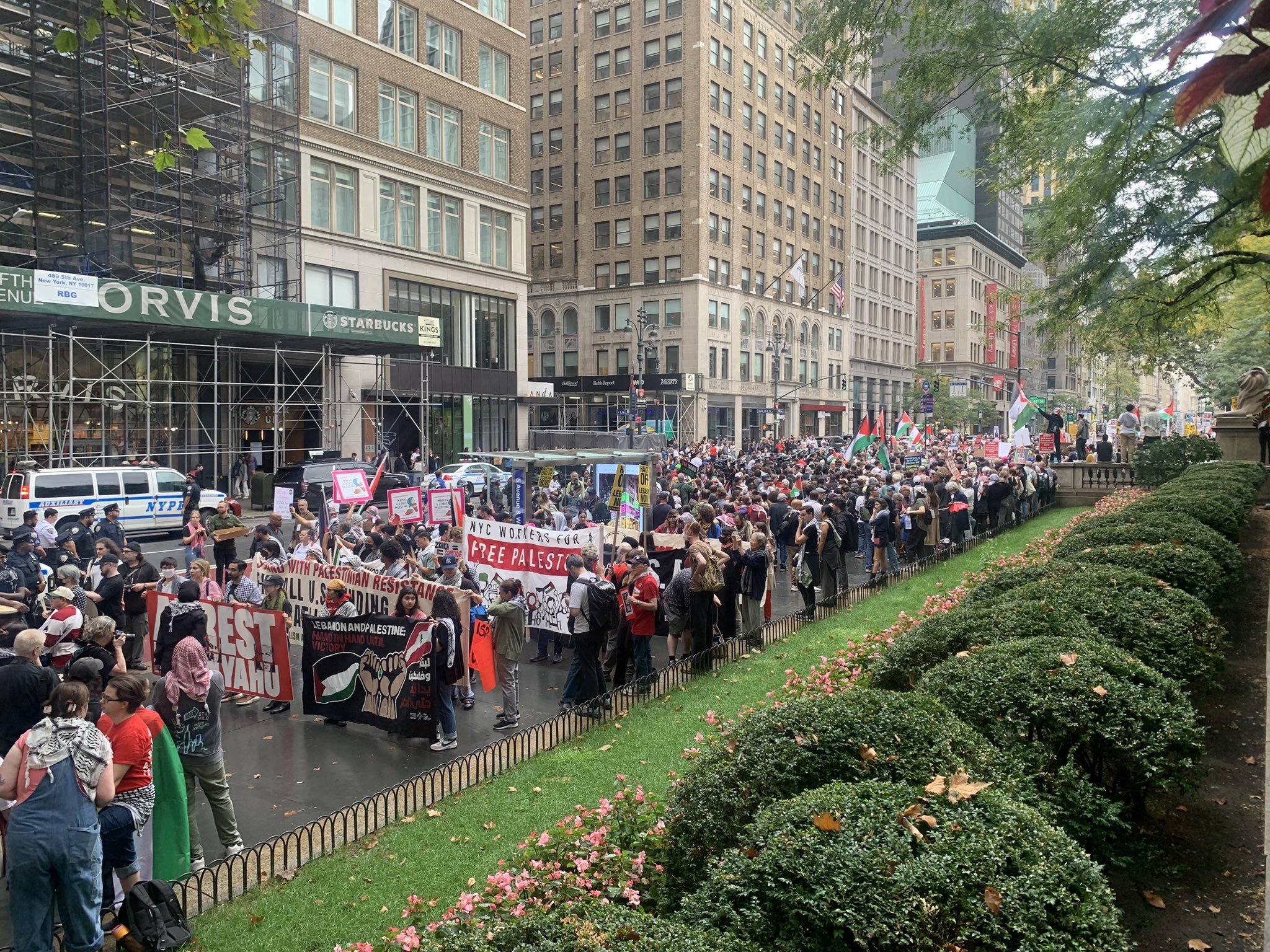 نيويورك: الآلاف يتظاهرون أمام مقر اقامة نتنياهو احتجاجا على جرائمه بحق شعبنا