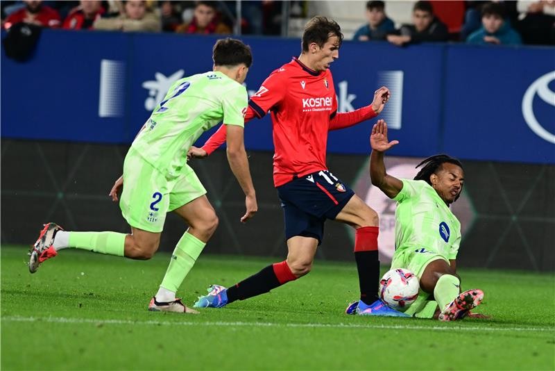 بالصور : برباعية قاسية.. برشلونة يخسر لأول مرة في الليجا