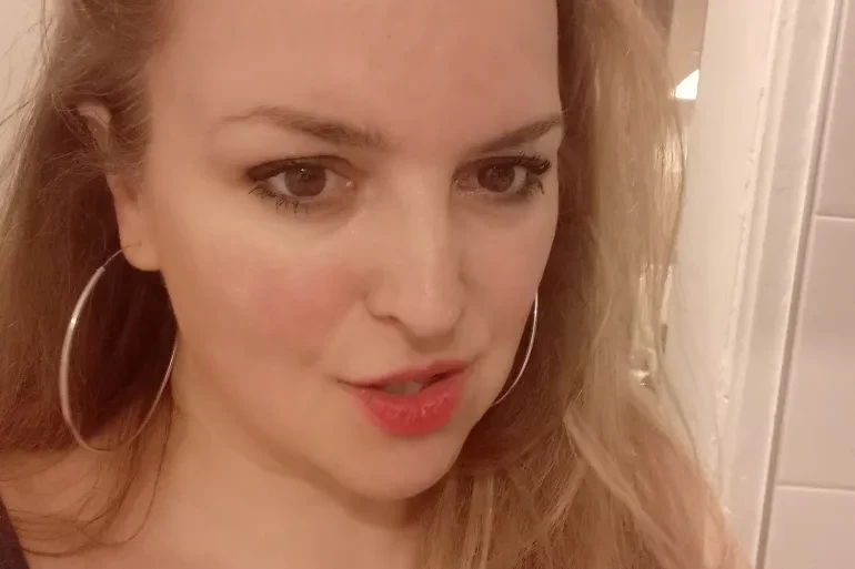 7 لغات وأعمال إنسانية ودكتوراه.. معلومات عن المسؤولة الوسيطة في "بيجرات لبنان"