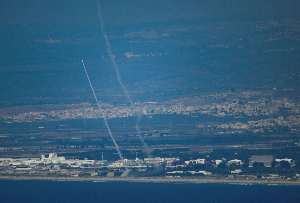 إطلاق 45 صاروخاً من لبنان تجاه عكا وخليج حيفا