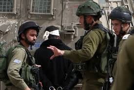 الاحتلال يعتقل مواطنين من بلدة اذنا غرب الخليل