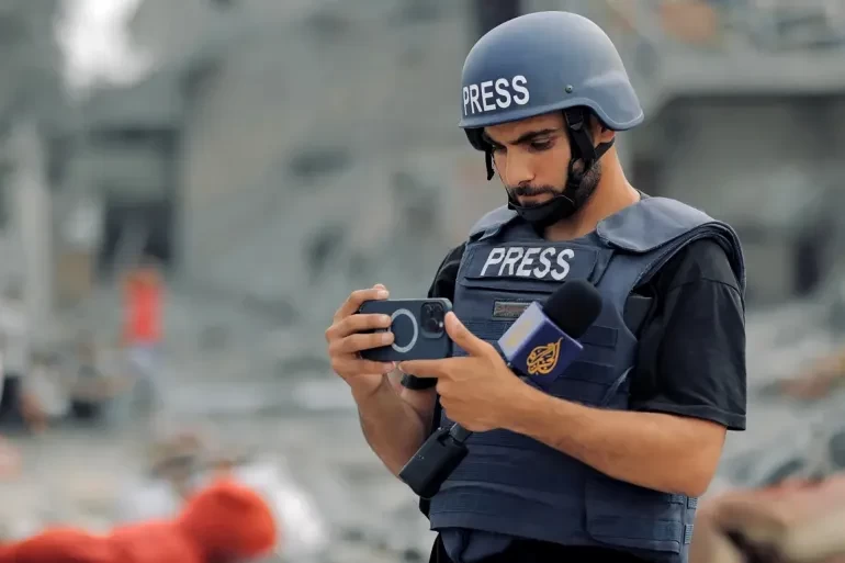 إصابة مصور الجزيرة علي العطار بشظية برأسه إثر قصف للاحتلال في غزة