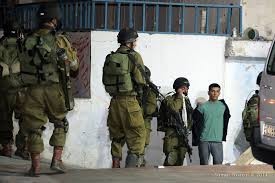 قوات الاحتلال تعتقل مواطنين من نابلس
