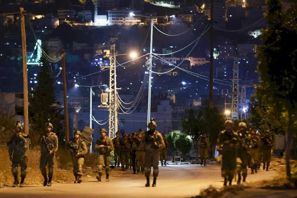 إصابة شاب في مخيم قلنديا واقتحامات في نابلس وطولكرم