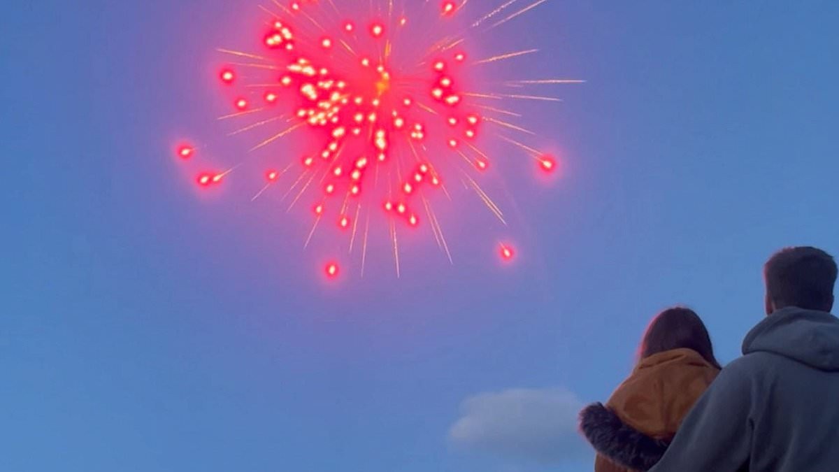 عائلة تودع جدها الحبيب بإرسال رماده إلى السماء ليلاً باستخدام الألعاب النارية