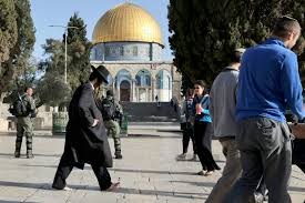 عشرات المستوطنين يقتحمون باحات الأقصى