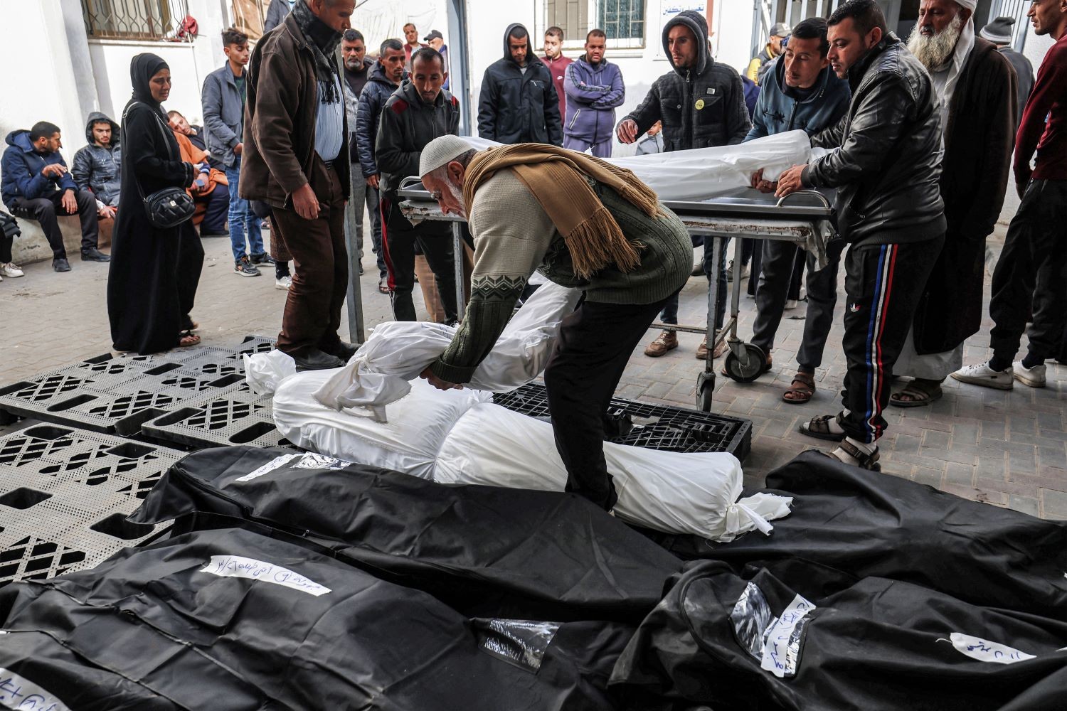 محدث : 38 شهيدًا إثر استهداف عدد من المنازل جنوبي خانيونس