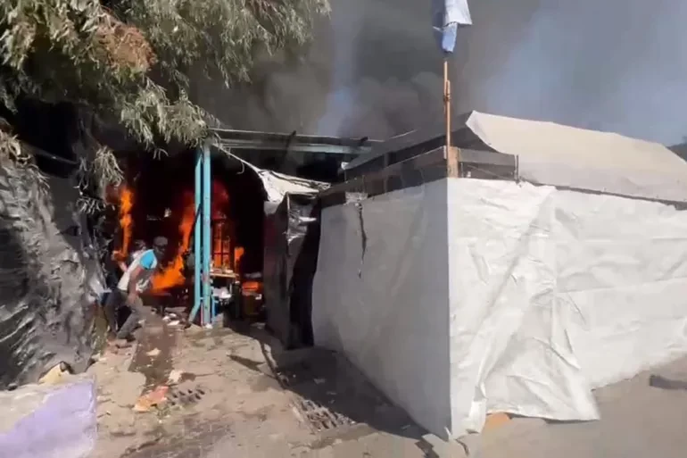 بالفيديو : اندلاع حريق بمدرسة أبو حسين بمخيم جباليا إثر قصف إسرائيلي