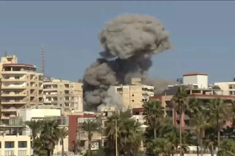 إسرائيل تبدأ ضربات على صور اللبنانية ونزوح جماعي من المدينة