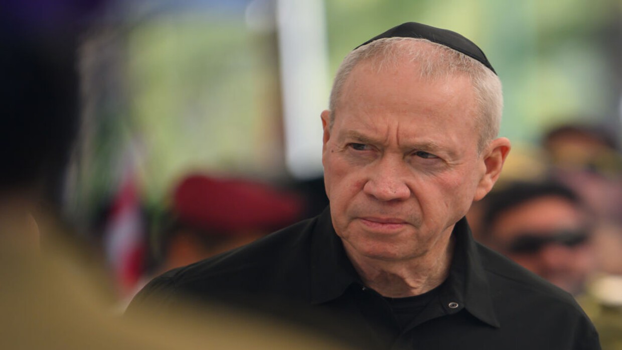 غالانت زاعمًا: قدرة حزب الله على الدفاع عن نفسه تنهار