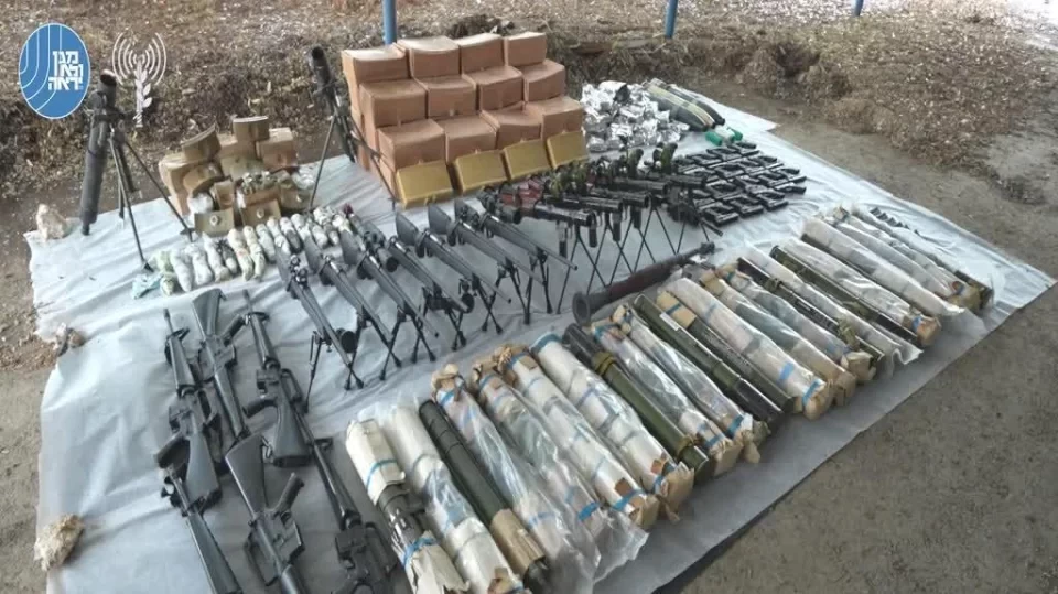الشاباك يزعم إحباط عملية تهريب صواريخ وأسلحة نارية وعبوات ناسفة للضفة الغربية
