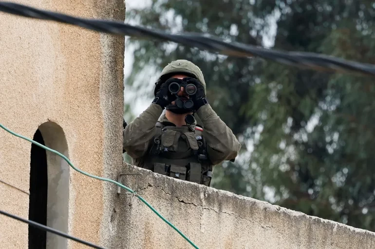 لاحتلال يقتحم مناطق بالضفة وإطلاق نار على حاجزين غرب طولكرم