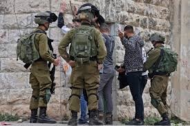الاحتلال يعتقل 12 مواطنا من الضفة بينهم أطفال
