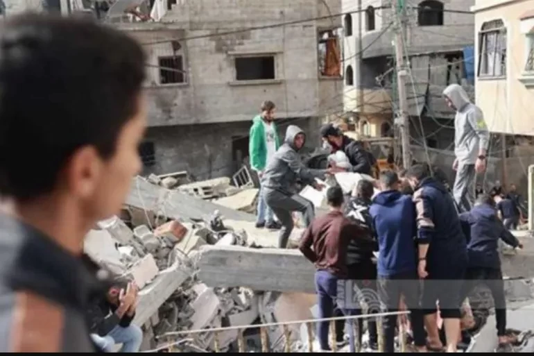 شهيدان ومصابون في قصف الاحتلال شمال وجنوب قطاع غزة