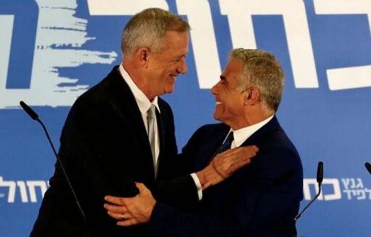 لبيد وغانتس عن القضية الأمنية بمكتب نتنياهو: "سمسرة بأسرار الدولة لأغراض سياسيّة"