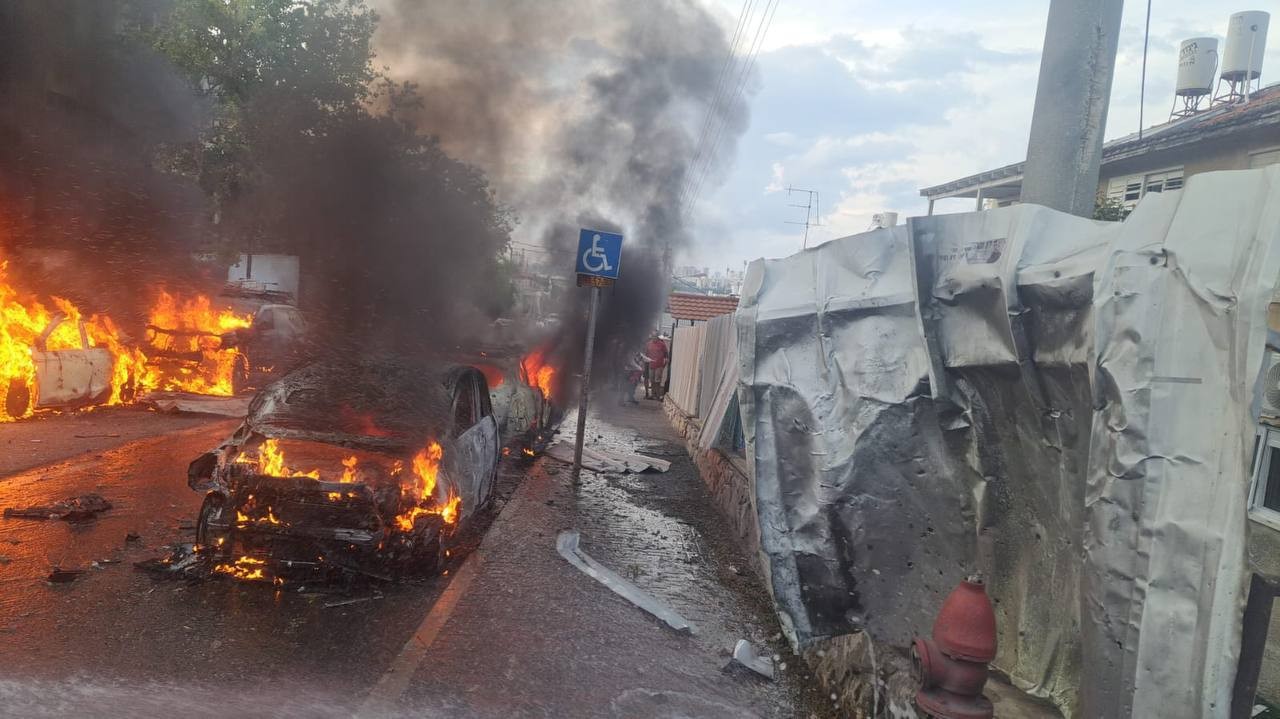 في رشقة هي الأكبر منذ بدء الحرب .. حزب الله يقصف حيفا بـ 90 صاروخا