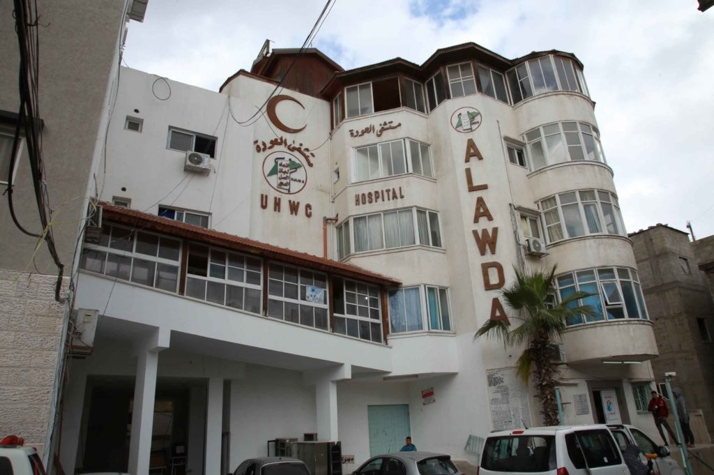 إدارة مستشفى العودة تُحاول إخماد النيران في مرافقها نتيجة استهداف الاحتلال