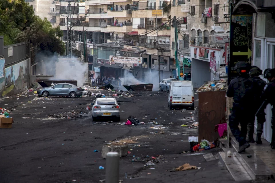 الاحتلال يطلق النار على شاب قرب مخيم شعفاط