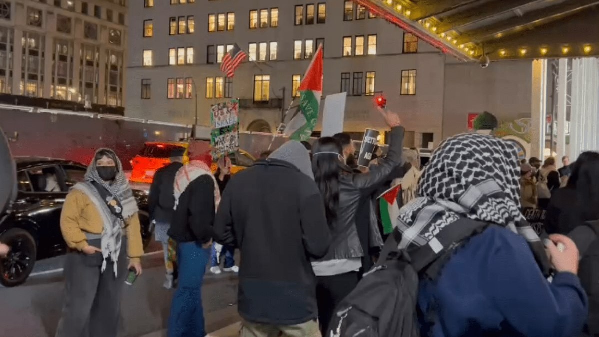 عشرات المؤيدين للفلسطينيين يتظاهرون أمام فندق إقامة رئيس الاحتلال الإسرائيلي في نيويورك