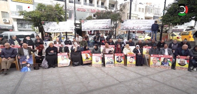 بالفيديو: خلال الاعتصام الأسبوعي لأهالي المعتقلين.. مطالبات بالكشف عن مصير أسرى غزة