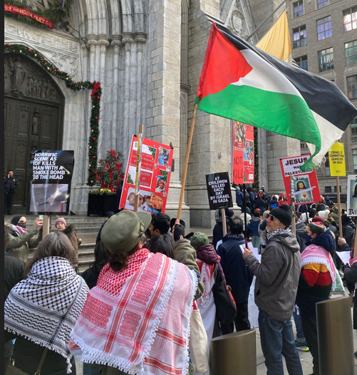 نيويورك: وقفة أمام كاتدرائية "القديس باتريك" احتجاجا على الدعم الأميركي لإسرائيل
