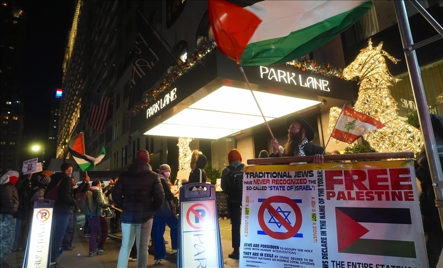 نيويورك: نشطاء يحاصرون مقر اقامة غالانت احتجاجا على جرائمه بحق شعبنا