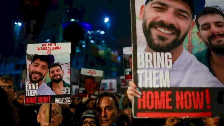 شخصية سياسية إسرائيلية بارزة تحذر: "الصفقة لن تشمل الأسرى الشباب"