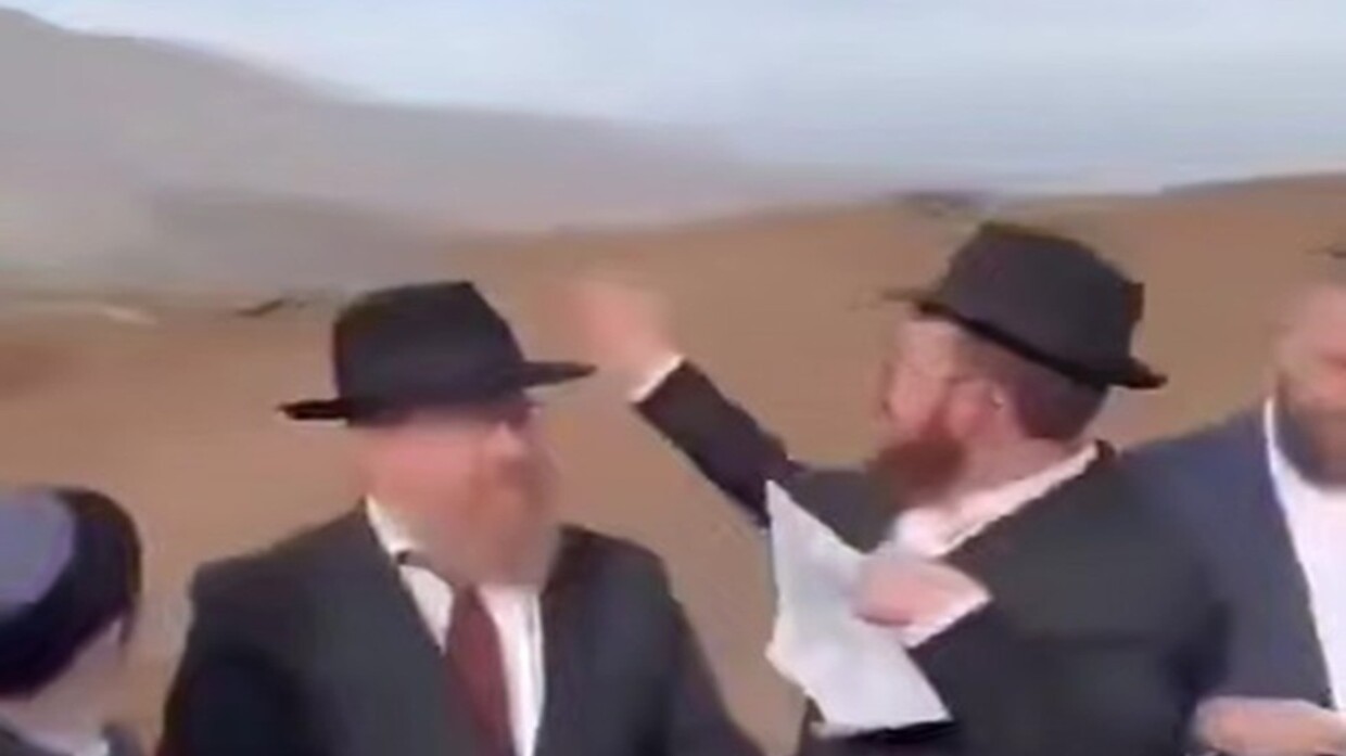 حاخامات يؤدون مع أطفالهم صلوات تلمودية من داخل الأراضي السورية