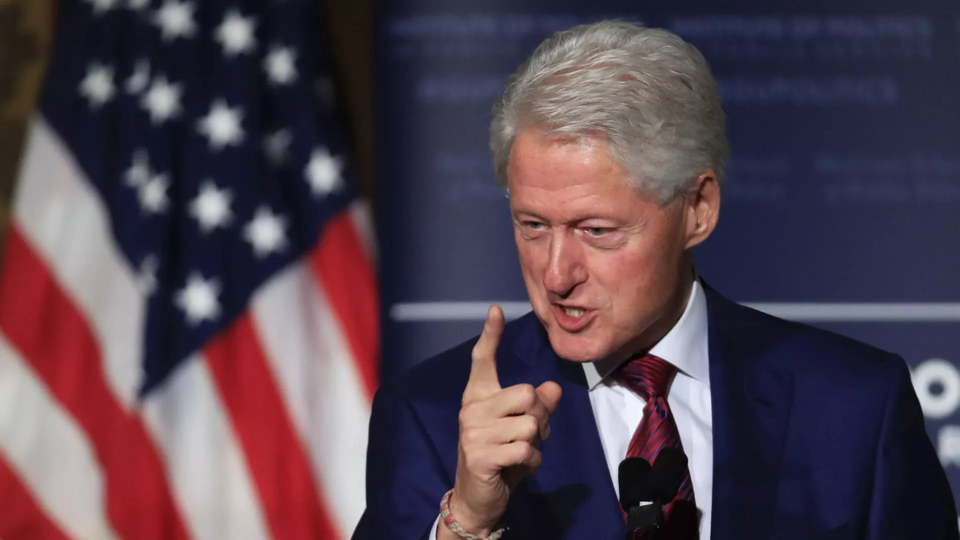 كلينتون يدخل المستشفى بسبب الحمى