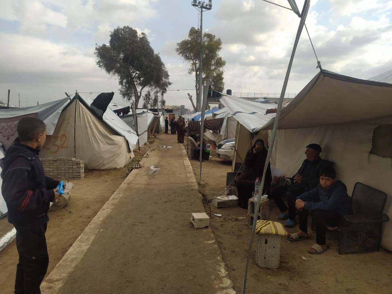 أطفال يموتون من البرد