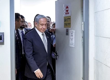 لأول مرة بتاريخ إسرائيل.. "رئيس وزراء في منصبه" أمام المحكمة