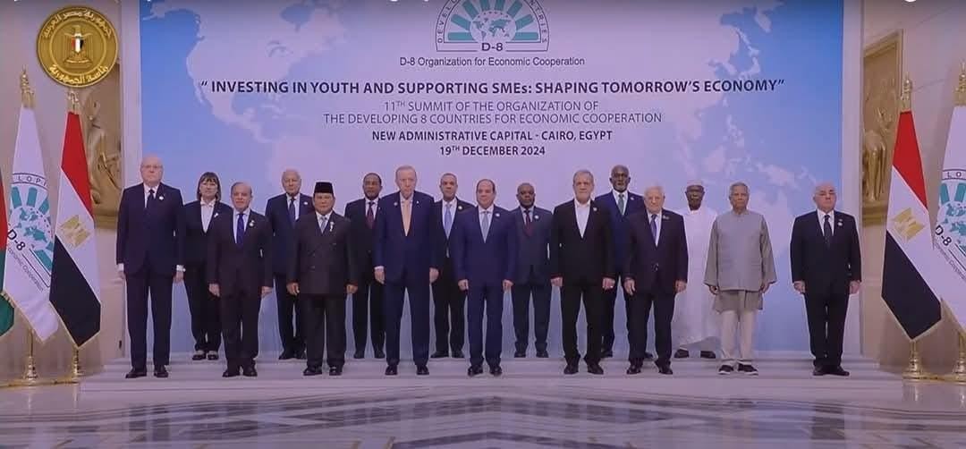 انطلاق قمة منظمة الدول الثماني الإسلامية للتعاون الاقتصادي بمشاركة الرئيس عباس