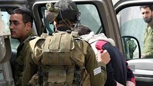 قوات الاحتلال تعتقل شابين وتستدعي آخرين شمال بيت لحم