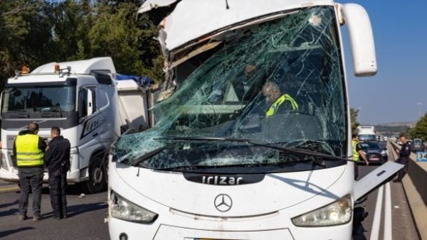 حافلة تدهس إسرائيليين في عسقلان ووقوع قتلى وجرحى